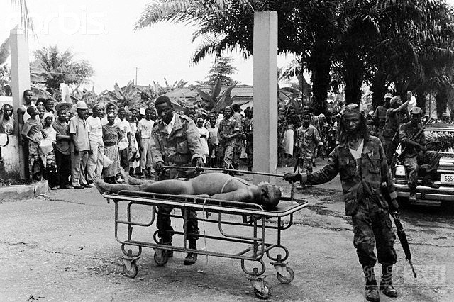 多伊除了军事教育和军事训练外，其他的文化、科学知识几乎等于零。在他土著黑人祖祖辈辈的思想深处，只有“实力”和“强权”两个词。他登上总统宝座后，“实力”、“强权”的观念一下子汇成了强烈的“权力欲”，而且通过极其凶残的形式表现出来。