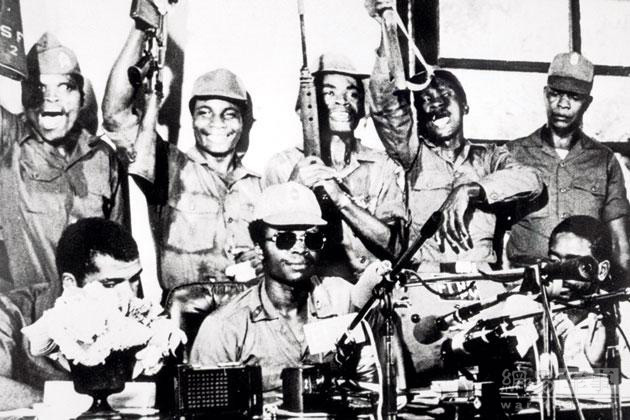 多伊上台仅仅一周，就把前政府高级官员赤身裸体绑在海边沙滩一排木桩上“示众”，犯人们在海风中几乎被冻僵，可多伊津津有味地欣赏着这“胜利的一幕”。