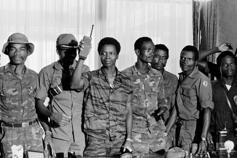 多伊是利比里亚建国100多年来第一个由土著黑人执政的国家元首。1985年10月当选为总统，翌年1月就任。1982年访问中华人民共和国。当政10年，经历大小政变36次，凡认为是自己政敌的人均予以镇压。