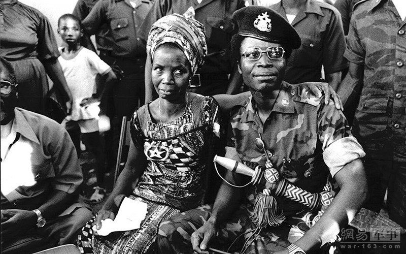 利比里亚国家电视台新闻部主编塔尼奥到总统府采访多伊，他小心翼翼，可正好碰上多伊心情不佳，多伊一挥手：“我不愿意同这个家伙说话”。塔尼奥被拖了下去活活打死。