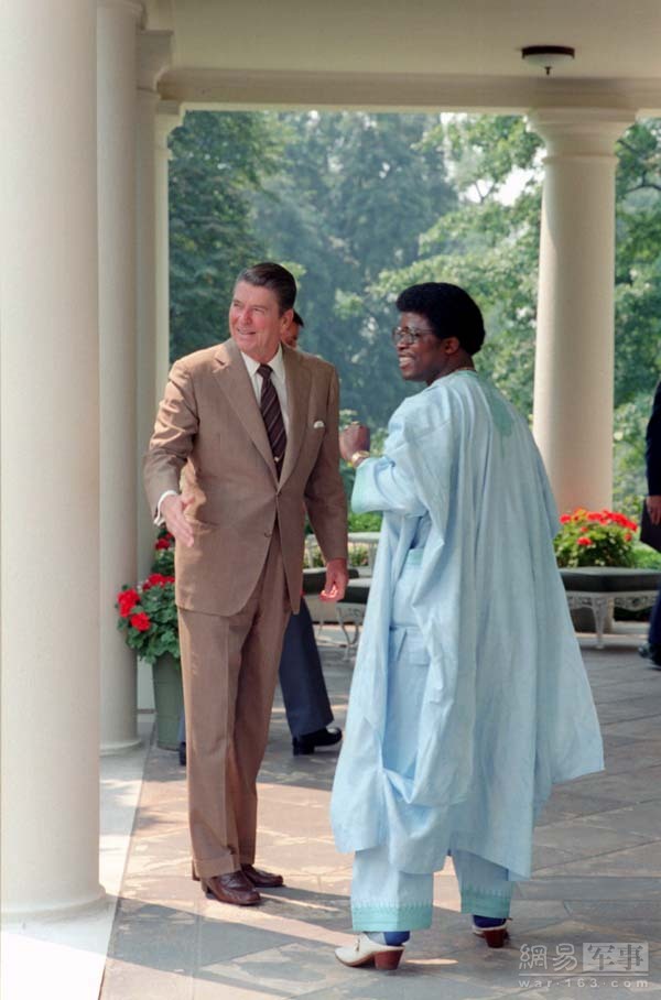 据估计，10年中，他在国外的私人存款就有 2 亿多美元。要知道，利比里亚是世界最贫穷的 43 个国家之一，政府财政入不敷出，经常一连三、四个月发不出公务人员的工资。