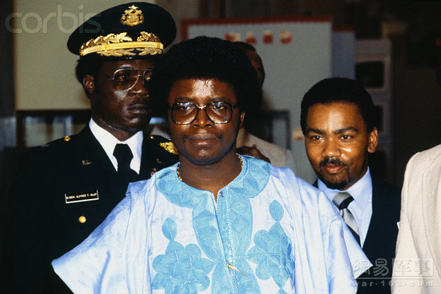 1989 年12 月，又曾是多伊的好友、原多伊新闻副部长查尔斯·泰勒，揭竿而起，一路势如破竹，一多半以上的城镇被泰勒的反政府军所控制。