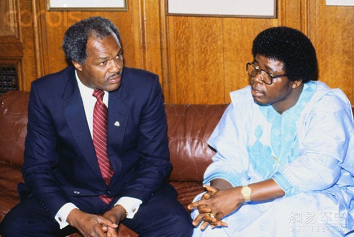 多事的卫队长安排的警车惊动了原泰勒手下的将军约翰逊，约翰逊指挥部队包围了多伊的车队，经过一番激战，多伊的卫队大部被歼，小部被擒。多伊双腿中弹，也被活捉。多伊现在成了半残的阶下囚，听凭约翰逊的摆布。