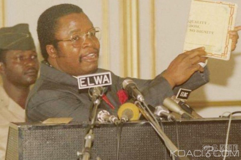 约翰逊决定， “把他的衣服剥光，就像他以前对待别人那多伊赤身裸体瘫坐在地上，双腿的鲜血还在汨汨地流淌。审判开始了。