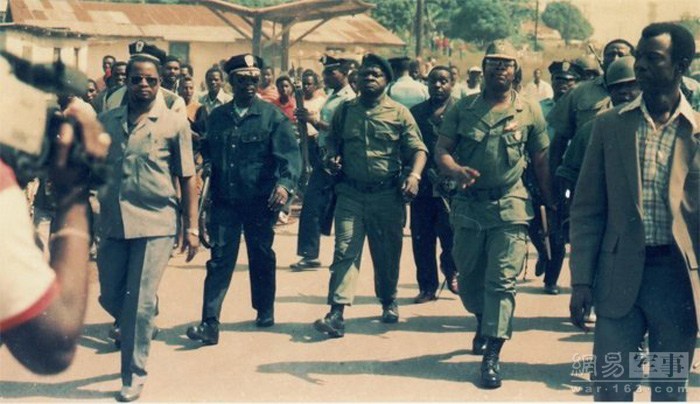 1990年前后，多伊与他的“将军”们在乡村视察“剿匪”。