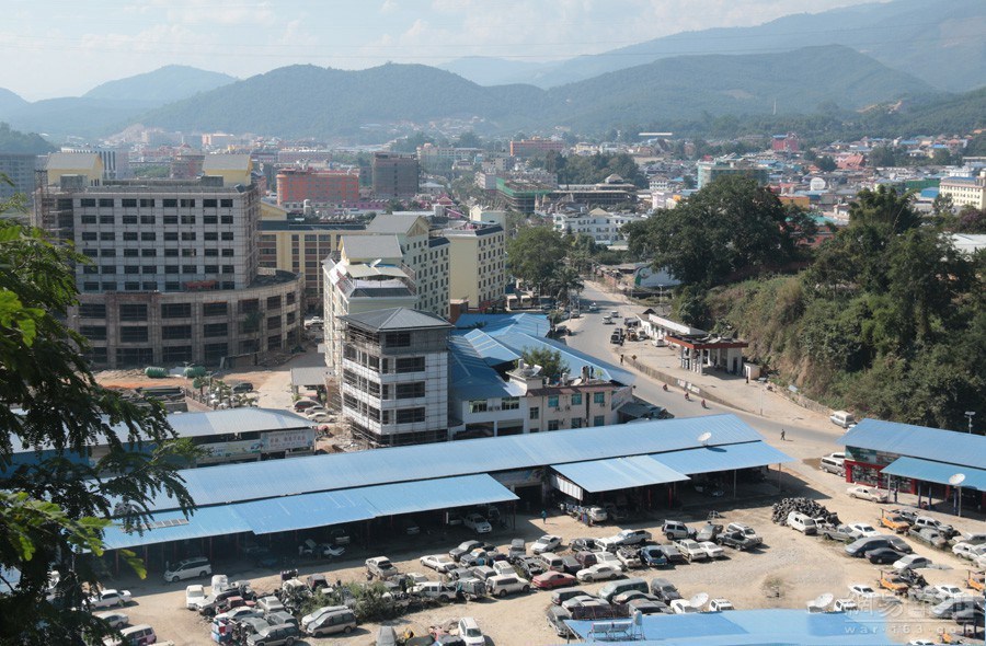 眺望小勐拉的城区导游介绍说，小勐拉是“缅甸掸邦东部第四特区”的首府，在这里华裔与缅族、掸族同居同聚，中文、汉语是通用的，人民币是通用的。在这里赌博是公开的，色情是默认的，毒品和枪支弹药是严禁的。缅甸的掸族跟云南的傣族实际上是同一个民族，只是因为国界线把他们分隔开了，国界线两边的寨子里的村民互相通婚是常有的事。（图集来源：缅甸中文网 咕叽咕叽）
