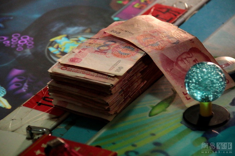 赌博的输赢额很大，庄家面前放着的人民币约有近2万元。我拍照了，他们马上说：不可以拍照！