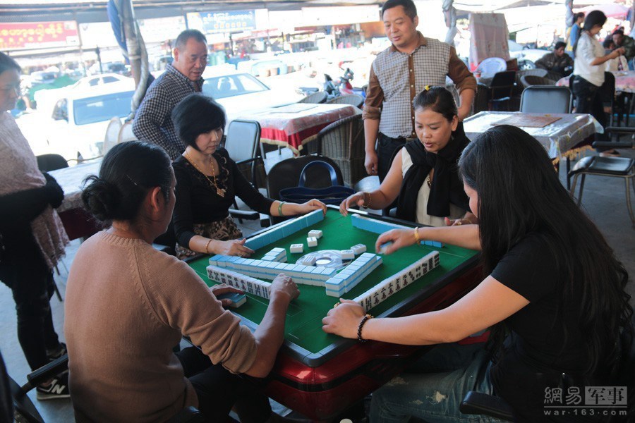 在集市内赌博是公开的