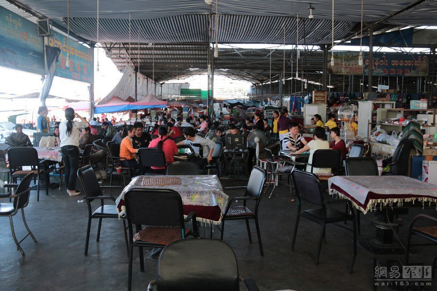 在集市内赌博是公开的