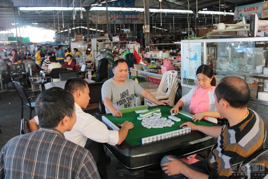 在集市内赌博是公开的