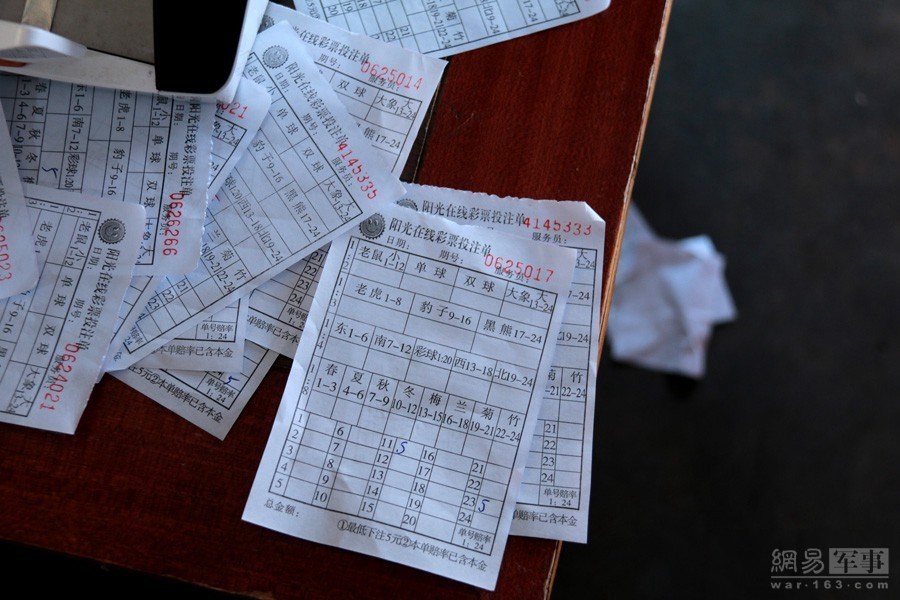 老板请我坐下来，试试手气。我说，我们马上就要走，没有时间啦。