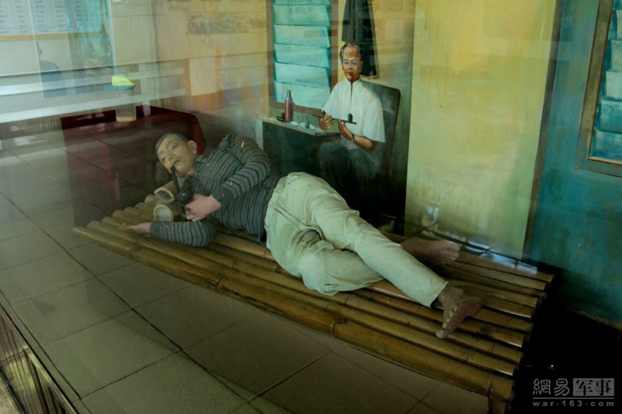 “吸毒的人”蜡像