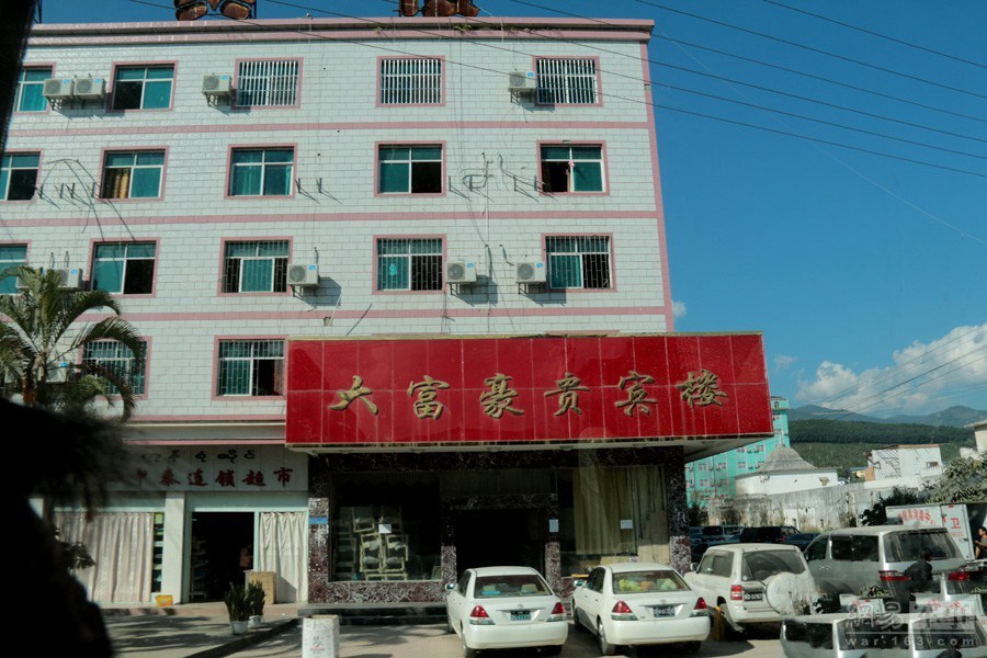 集市里的餐饮店铺的招牌上都有中国字