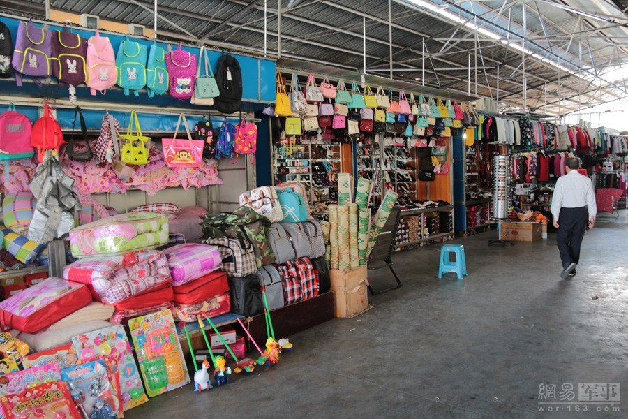 百货店铺里经营的大多是中国货