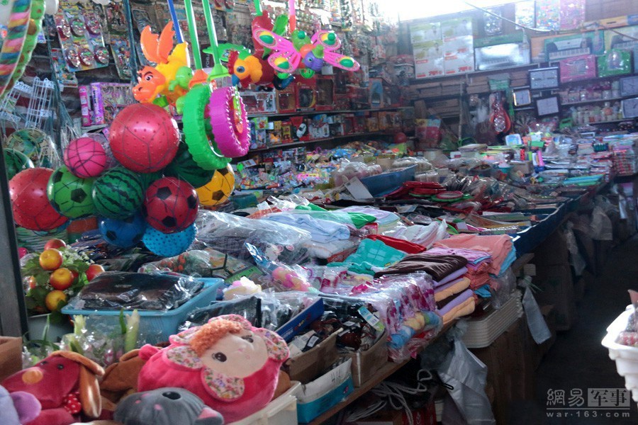 百货店铺里经营的大多是中国货