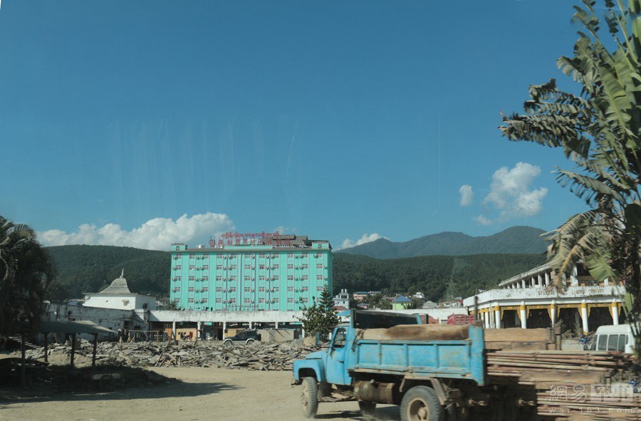 我们是13：15进入缅甸的，15：30离开缅甸回到了国境之内，先后在缅甸只停留了2个多小时。