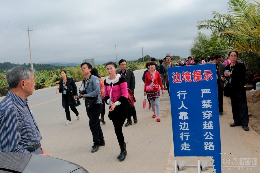 严禁穿越公路，行人靠边行走