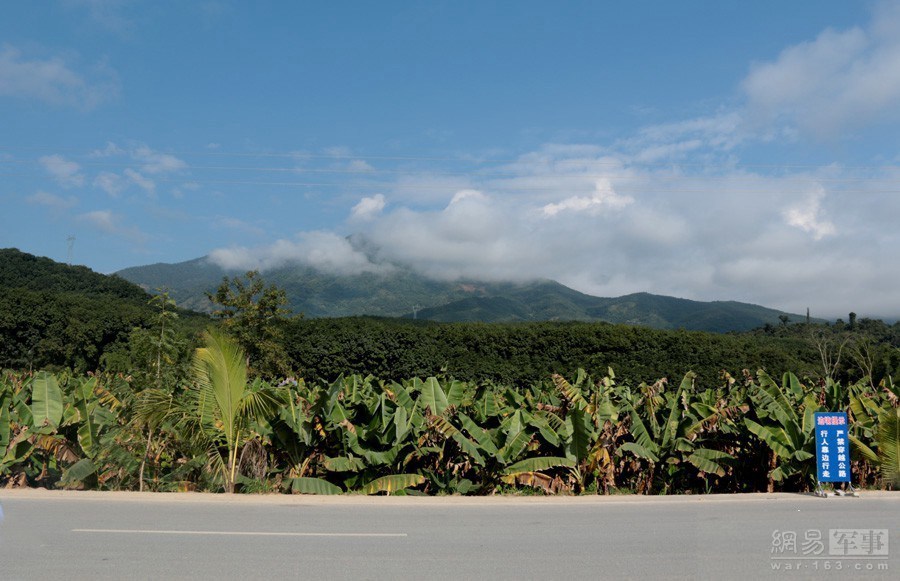 对面公路边是香蕉园，香蕉园后面的近山是我们中国的，再后面云雾缭绕的远山是缅甸的了