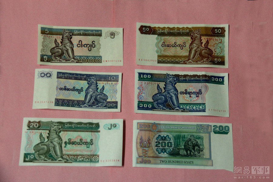 在马路市场的摊档里有卖玉器的，有卖工艺品的，卖食品的，卖缅甸香烟的，卖缅甸钱币的等等各种摊档 ，我花了10块钱买的缅币