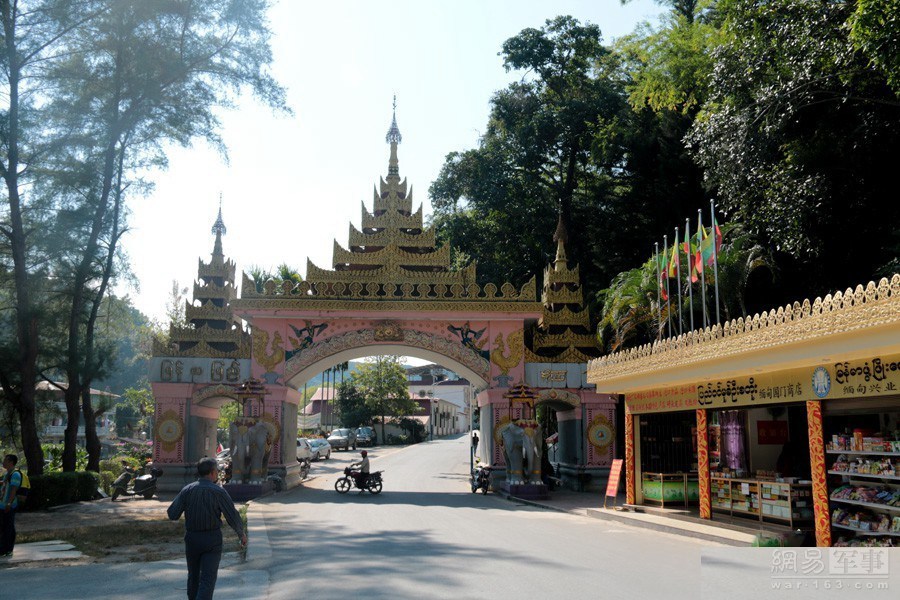 旅行社的导游说：2004年之前打洛口岸是开放的，游客可以到缅甸去旅游。2004年以后，打洛口岸就关闭了，当地的边民可以过境，而游客就不能过境了。这一关就是10年。今年，最近，2014年11月14日，打洛口岸才重新开放，至今还不到1个月。下午1：15，我们的旅游团队15人，集体的通过了边防检查站的检查，跨出了国门 从我们的国门到缅甸的国门之间约有200米的距离。这是缅甸的国门