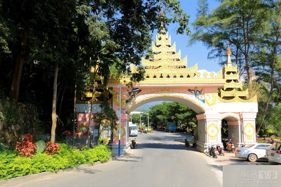 缅甸国门的背面