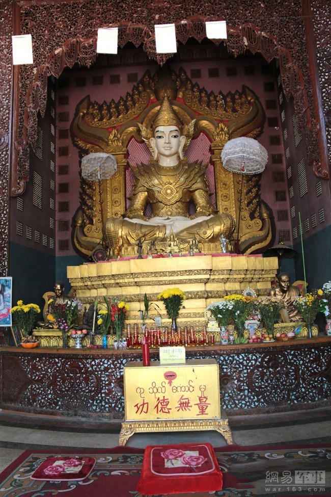 进入大金塔要脱鞋。 大金塔里的佛像