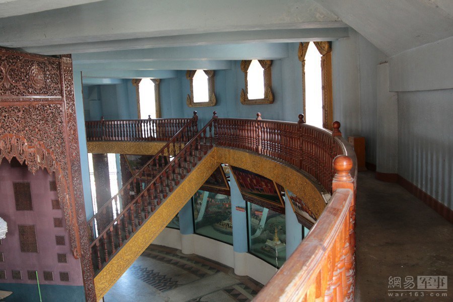 大金塔的二楼是回廊，大金塔的二楼是不容许女人上去的。我们要遵守他们的规矩。但是二楼上面除了回廊之外什么东西都没有。