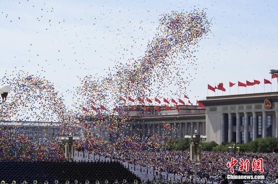 9月3日上午，纪念中国人民抗日战争暨世界反法西斯战争胜利70周年大会在北京隆重举行。当最后一个空中梯队飞过天安门广场后，数万只和平鸽和气球飞向天空。中新社记者 廖攀 摄（来源：http://www.chinanews.com/tp/hd2011/2015/09-03/559422.shtml）