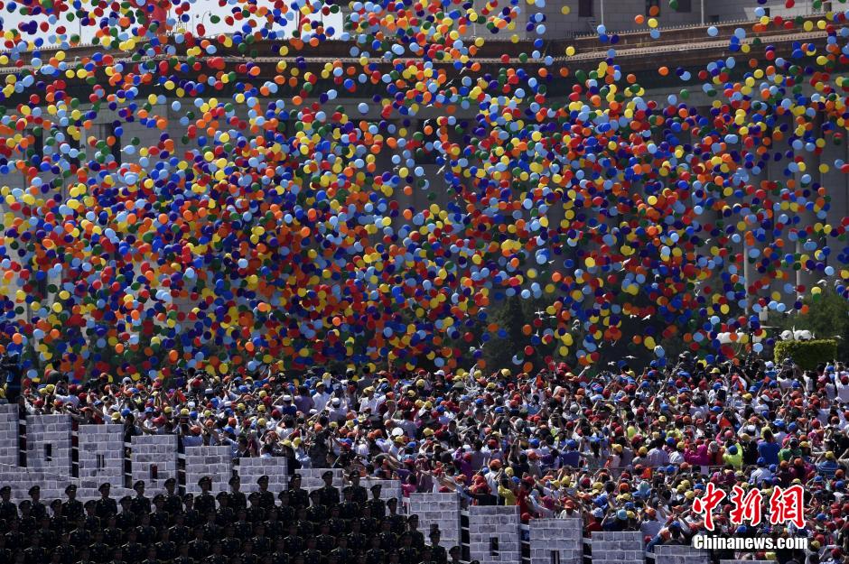 9月3日上午，纪念中国人民抗日战争暨世界反法西斯战争胜利70周年大会在北京隆重举行。当最后一个空中梯队飞过天安门广场后，数万只和平鸽和气球飞向天空。中新社记者 廖攀 摄（来源：http://www.chinanews.com/tp/hd2011/2015/09-03/559422.shtml）
