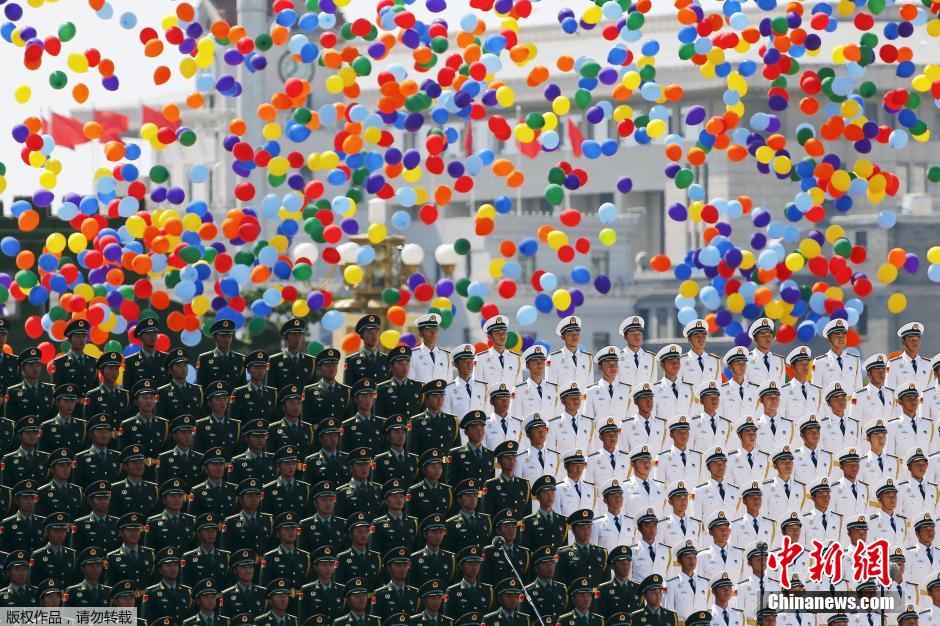 当最后一个空中梯队飞过天安门广场后，数万只和平鸽和气球飞向天空。（来源：http://www.chinanews.com/tp/hd2011/2015/09-03/559422.shtml）