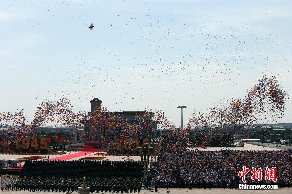 9月3日上午，纪念中国人民抗日战争暨世界反法西斯战争胜利70周年大会在北京隆重举行。当最后一个空中梯队飞过天安门广场后，数万只和平鸽和气球飞向天空。中新社记者 盛佳鹏 摄（来源：http://www.chinanews.com/tp/hd2011/2015/09-03/559422.shtml）
