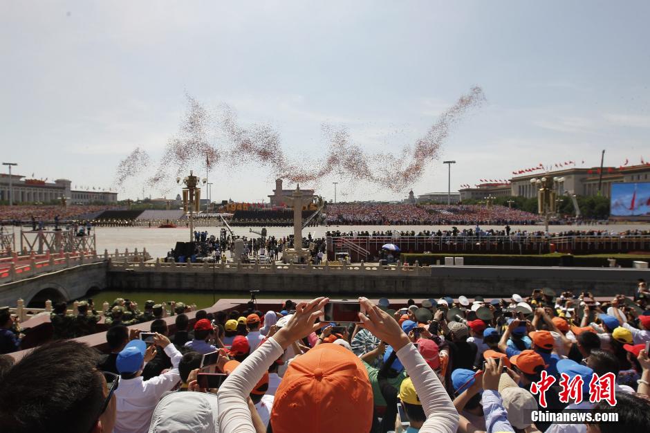 9月3日，观礼嘉宾拍摄结束时放飞的气球。纪念中国人民抗日战争暨世界反法西斯战争胜利70周年大会当天上午在北京隆重举行。中新社记者 张浩 摄（来源：http://www.chinanews.com/tp/hd2011/2015/09-03/559422.shtml）