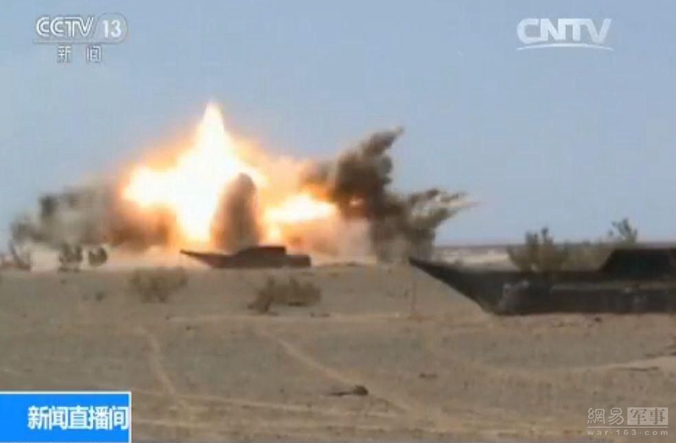 可远程对敌方坦克装甲灭顶攻击，还可对机动途中的坦克精确攻击，央视画面震撼展示攻顶过程，远火直接命中地面靶标中心！