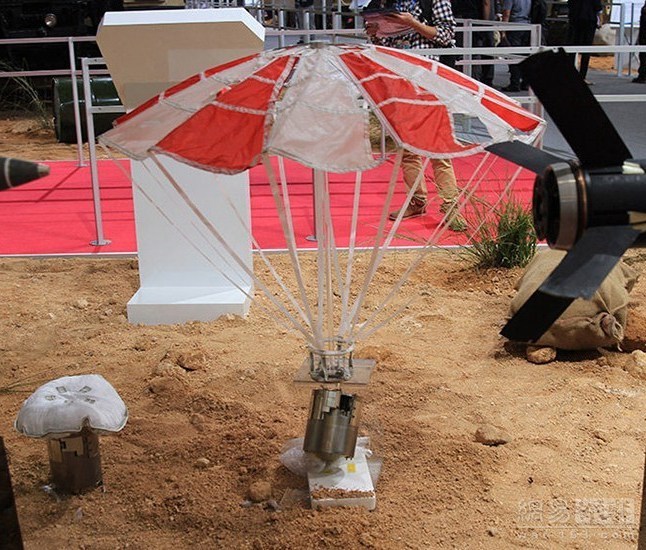 中国的大口径火箭炮都可以装备自寻的的智能化子母弹药，图片为中国一种末敏弹。它可以被安装在300和370毫米的火箭弹中，一枚火箭弹可携带5-10个改型末敏弹，杀伤5-10辆坦克。