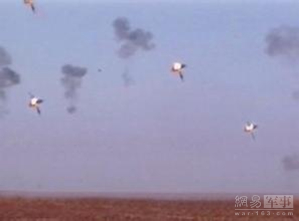 央视曝中国神秘杀器轻松让坦克集群报废。