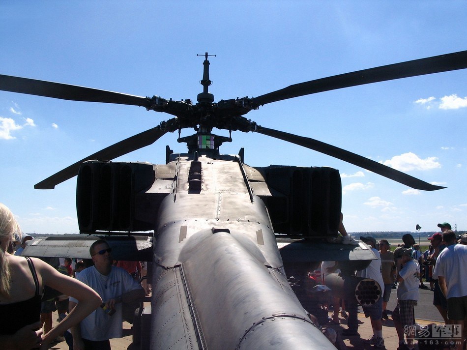 AH-64A使用通用动力的T-700-GE-701涡轴发动机，属于T-700系列第一阶段改良的型号，总压比为17，每具的最大持续输出功率为1510马力，能以1698马力持续输出30分钟 （如起降阶段），在紧急情况下（例如只剩一具发动机）则能以1723马力的功率输出2.5分钟，比耗油率为78.7 ug/J。