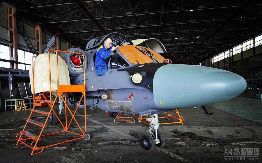 图为：卡-52武装直升机的生产车间。