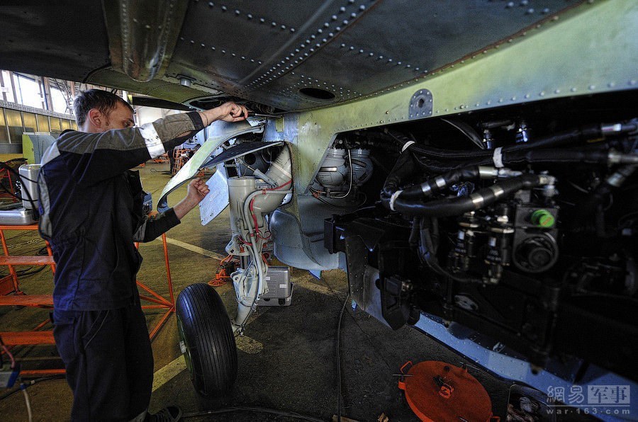 图为：卡-52武装直升机的生产车间。