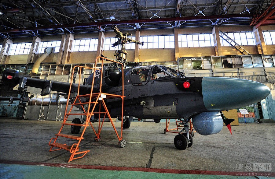 图为：卡-52武装直升机的生产车间。