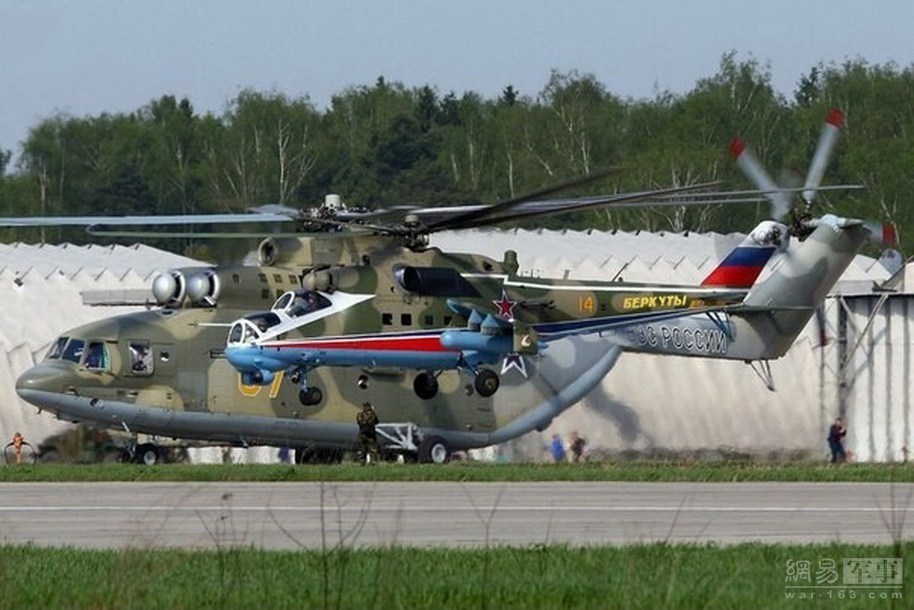 米-26重型运输直升机与米-24D“雌鹿”武装直升机同角度对比照。虽然该照片是摄于2013年，但如今看来依旧震撼，在米-26重型运输直升机的雄姿面前，“雌鹿”也显得娇小。