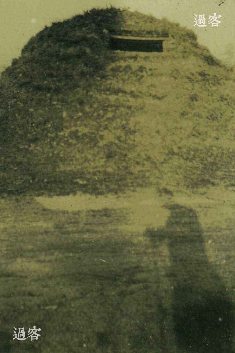 相册中有一张于南京城郊拍摄的中国军队遗弃的堡垒照片，从倒影能够看出，相册主人手持三脚架拍摄，基本可以确认他是专业的从军记者。（来源：网易新媒体）