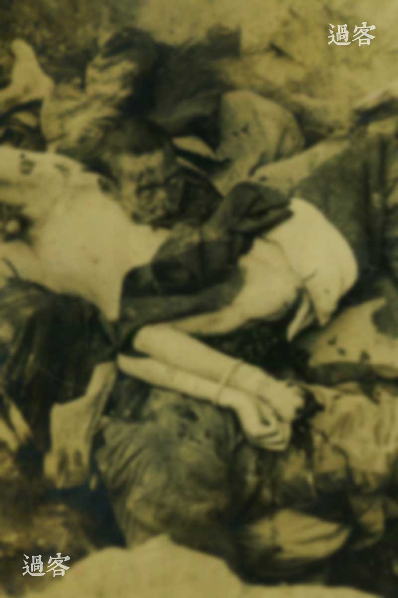 （怕引起网友不适，所以模糊处理了一下）在第一张照片里，谨慎起见，可以找到至少两具尸体，分别是居中的被赤身斩首者，另一具则能通过照片右下角的手来分辨出来。从服装上可以看出尸体周边的衣服绝非军服，尤其是右上角的白腰棉裤，这种裤子在民间叫做“缅裆裤”，因为这种裤子裤腰特别肥，扎腰带的时候要把裤腰缅起来，故因此得名。当年是中国老百姓最常用的裤子。（来源：网易新媒体）