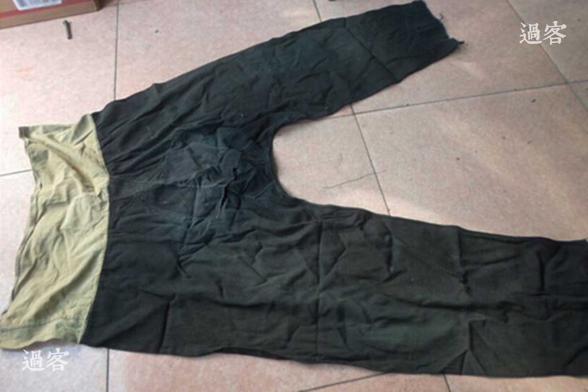 图为网络上卖的旧缅裆裤其次，照片中赤身裸体的无头男尸双手是被捆起来的，说明他并没有反抗能力，而且他脖子处的伤口干净利落，身上别无其他创伤，所以基本可确定他是在没法和没有进行反抗的情况下，被人斩首的。至于为何此人赤身裸体，显然不太可能是死后被扒光的，很有可能是生前遭受脱光衣服的侮辱后才遭遇害。（来源：网易新媒体）