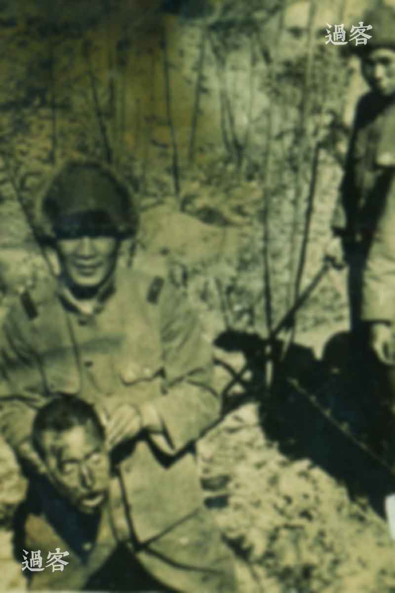 （怕引起网友不适，所以模糊处理了一下）第一张照片无法推测时间，只能依稀分辨出这些尸体都堆在土墙根下，或许是城郊和农村。但是第二张照片却可以提供大概的时间。在这张照片中，抱着受害者头颅并向镜头微笑的日本士兵，他所穿的军服是昭五式军服（昭和五年制式军服，1930至1938年使用），因为此军服带肩章，而1938年之后更换的军服是没有肩章的，因为换成了领章来区分军衔，而且军服由立领变为折领 。（来源：网易新媒体）