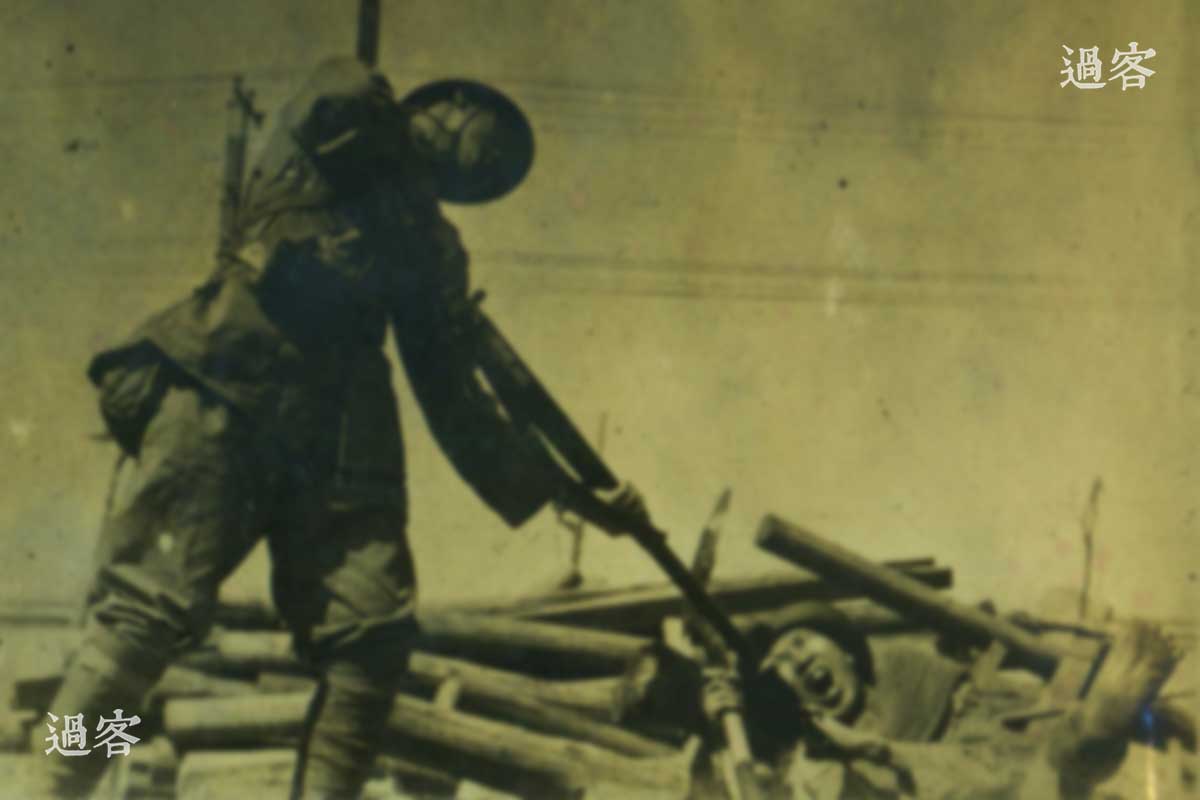 （怕引起网友不适，所以模糊处理了一下）从这张照片中，能够看出右边被刺刀戳中胸口的中国人，很可能是平民。因为他头戴当时底层劳动者常戴的毡帽，并佩戴扛东西用的垫肩，所以他很可能是一位底层劳动者。如果用放大镜仔细观察的话，能依稀看到受害者的左手正死死地抓着刺刀，声嘶力竭的大声呼号。（来源：网易新媒体）