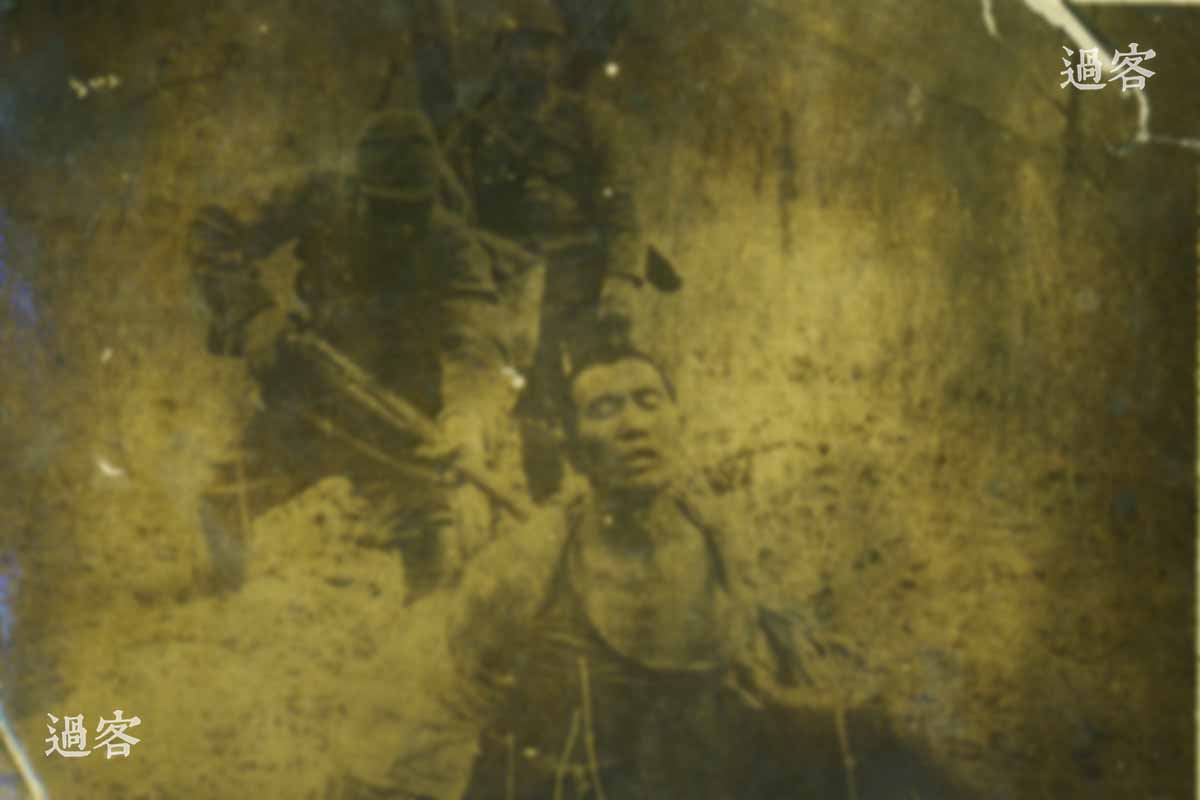 （怕引起网友不适，所以模糊处理了一下）这张照片由于年代久远而模糊不清，并有划痕等破损，所以无法从衣着和环境分辨出大致的时间。只能看出一名日本军人可能正在用刺刀从背后捅杀双手反绑的中国人。经法医鉴定，受害人应该是被刺中左胸部，或许是因心脏刺破而死亡。（来源：网易新媒体）