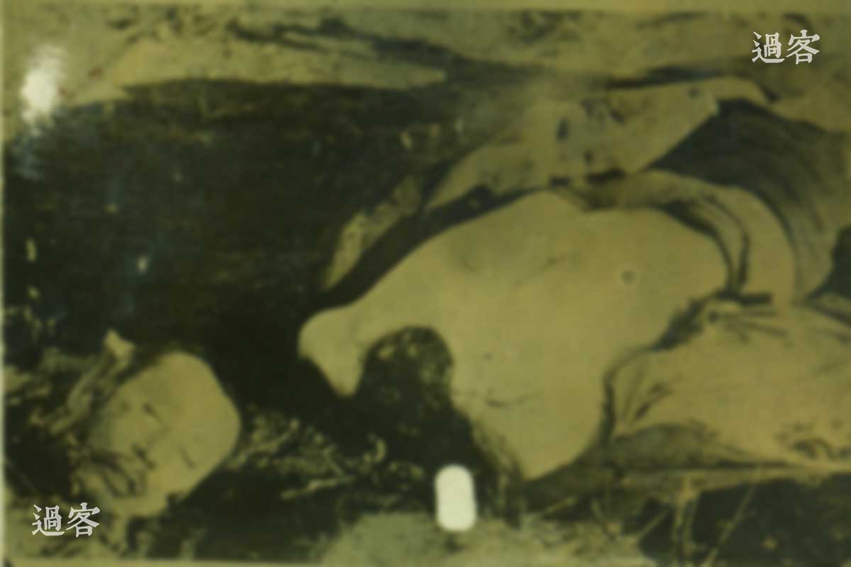 （怕引起网友不适，所以模糊处理了一下）在这张照片的下半部分中，从受害者脖子切断处能看出伤口整齐，很可能是被军刀一类的锐利凶器斩首。他所穿的裤子也是“缅裆裤”，所以基本能推测他是平民身份。（来源：网易新媒体）