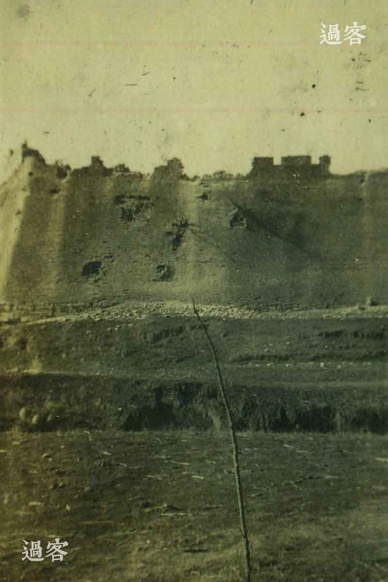 图为从军记者拍摄的日军攻打湖州城过程，弹痕累累的湖州城城墙。1937年七七事变后，日本开始全面侵略中国。同年8月13日至11月12日在上海及周边地区爆发淞沪会战。战役初期，日军于上海久攻不下，不得已进行战役侧翼机动。11月5日日本援军从杭州湾的全公亭、金山卫间登陆，中国军队陷入腹背受敌的形势，战局急转直下。（来源：网易新媒体）