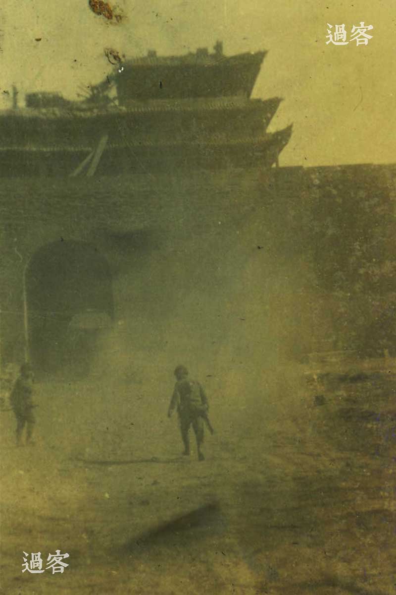 图为攻入湖州城的日军部队。蒋介石于11月8日不得已下令全线撤退，4天后上海沦陷，淞沪会战宣告结束。后来的南京大屠杀主犯之一的谷寿夫当时正担任日本第六师团中将师团长，率部参加进攻华北的战斗，在华北就曾纵容属下屠杀过无辜百姓。谷寿夫于10月份调入华中战线，在柳川平助中将的第十军编成内，与第18师团和第114师团一同参加杭州的金山卫登陆。（来源：网易新媒体）