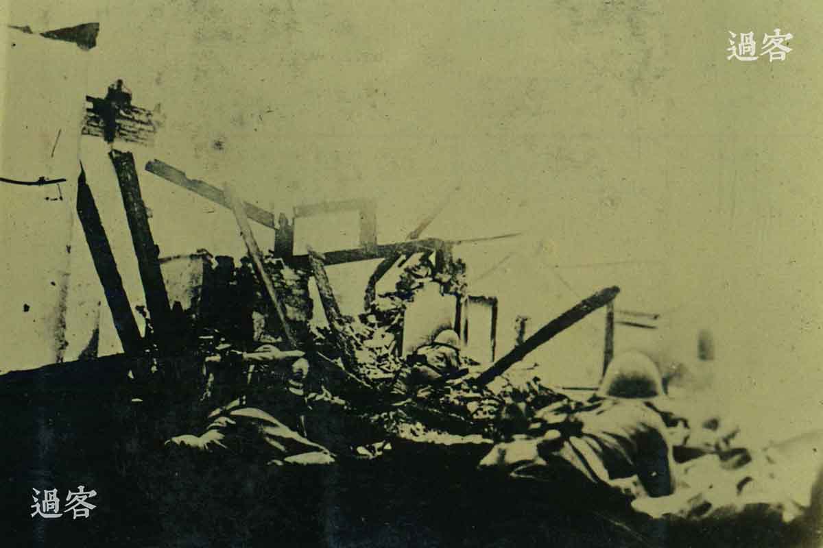 图为攻入城内的一支日军部队，正在进行激烈的巷战。11月15日，柳川平助与谷寿夫因急功近利而不顾参谋部规定苏州至嘉兴一线为限制线的命令，不顾后勤的缺乏而长途奔袭南京。很快，湖州便落入日军包围之中。与此同时，国民政府于11月20日宣布迁都重庆。（来源：网易新媒体）